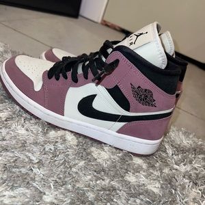 Jordan 1 Mid SE (light mulberry)